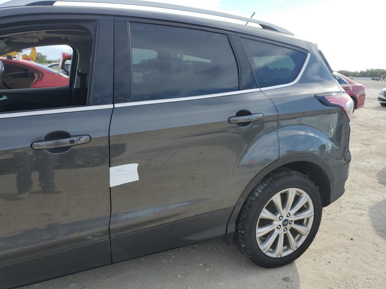 1FMCU9J94JUA66754 2018 Ford Escape Titanium