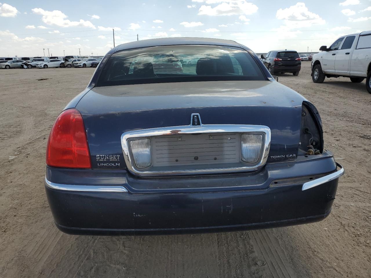 2003 Lincoln Town Car Executive VIN: 1LNHM81W33Y603499 Lot: 71956254