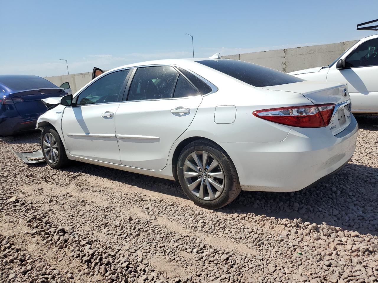 4T1BD1FK2HU220977 2017 TOYOTA CAMRY - Image 2