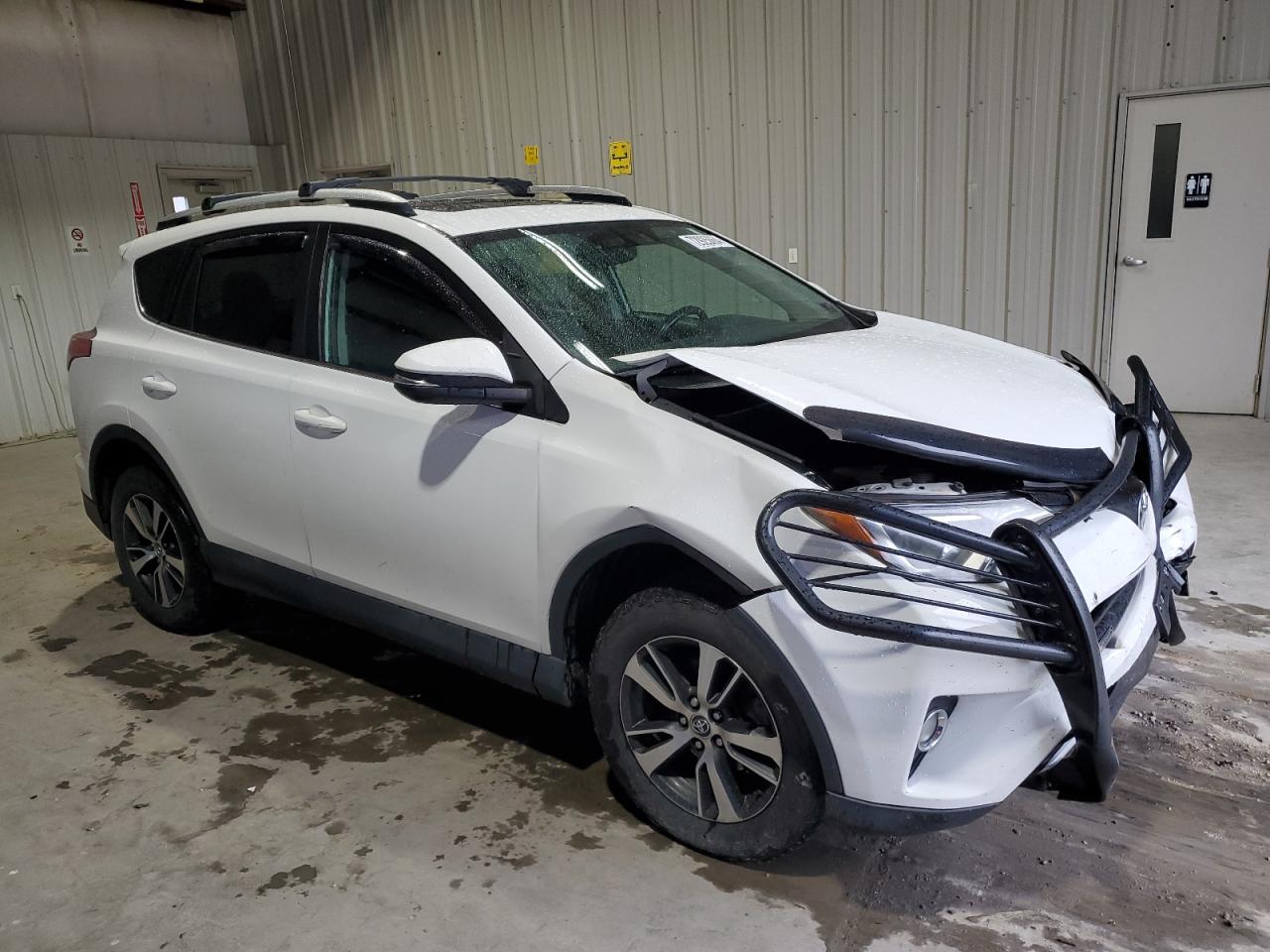 2T3RFREVXGW436052 2016 Toyota Rav4 Xle