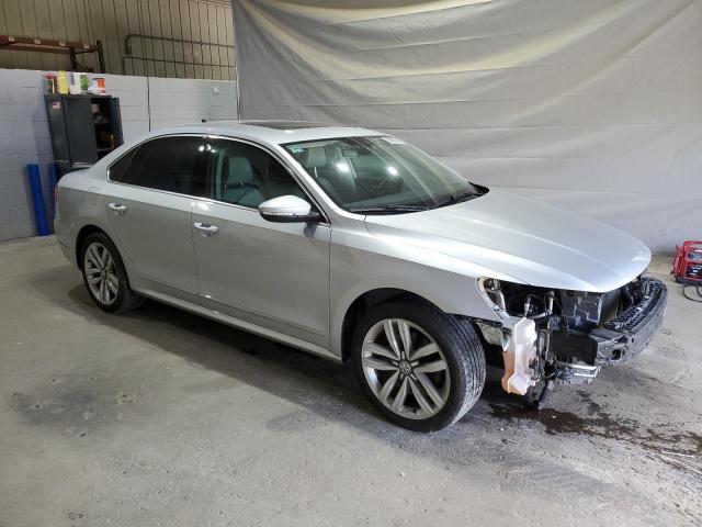  VOLKSWAGEN PASSAT 2017 Серебристый