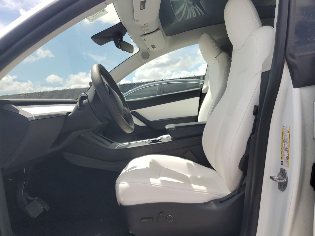 2022 Tesla Model Y VIN: 7SAYGDEE4NF354688 Lot: 70823315