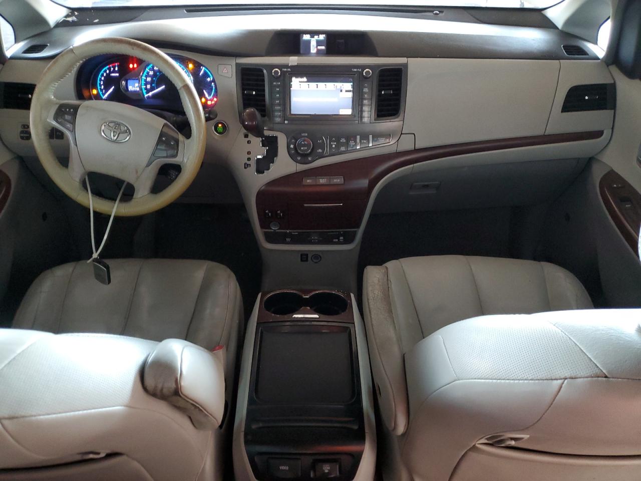 2011 Toyota Sienna Xle VIN: 5TDYK3DC4BS065971 Lot: 81931235