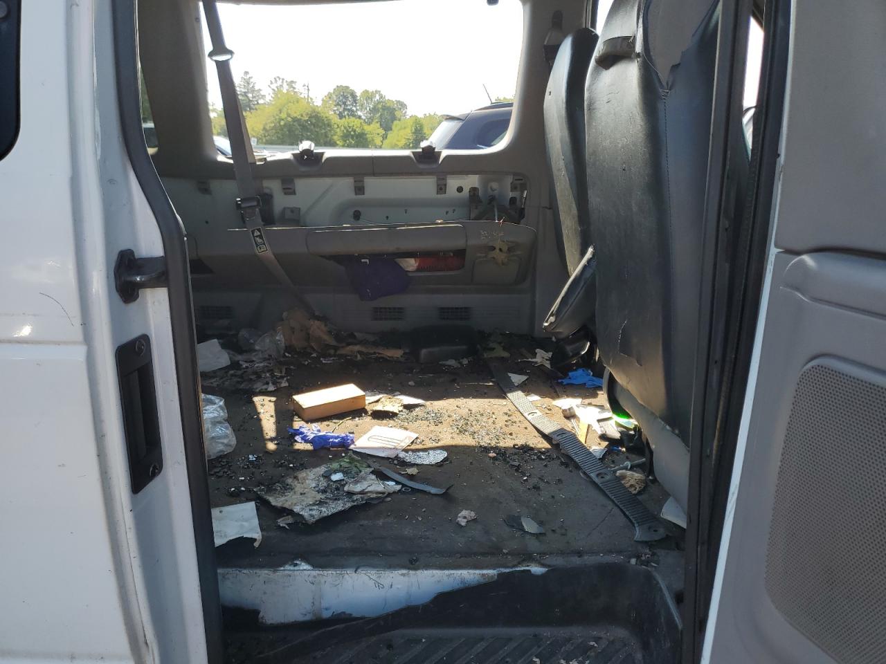 2001 Ford Econoline E350 Super Duty Wagon VIN: 1FBSS31S71HB58153 Lot: 71879955