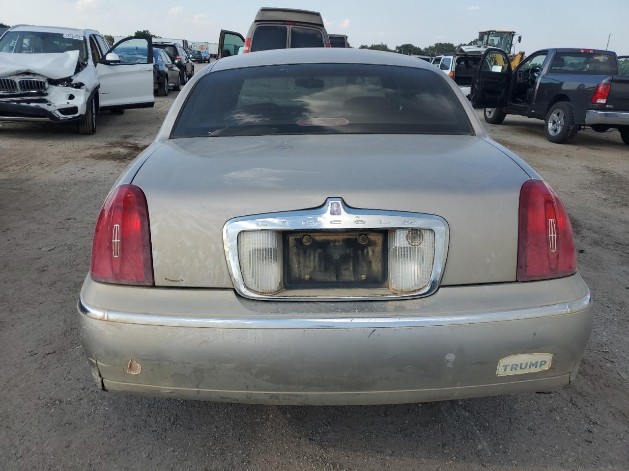 2000 Lincoln Town Car Signature VIN: 1LNHM82WXYY770304 Lot: 80826725