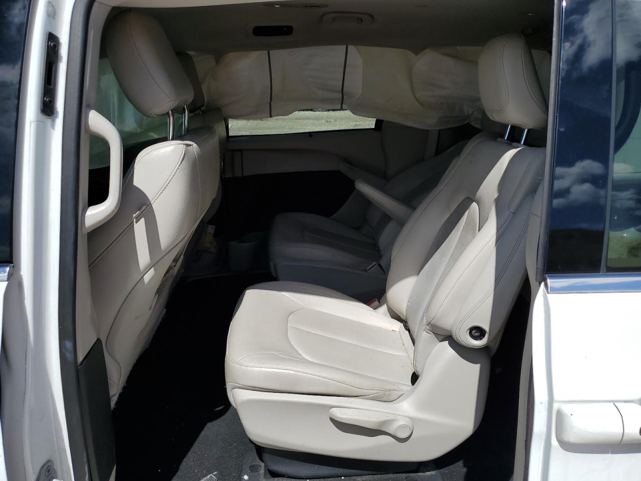 2018 Chrysler Pacifica Hybrid Touring L VIN: 2C4RC1L70JR236667 Lot: 82155895