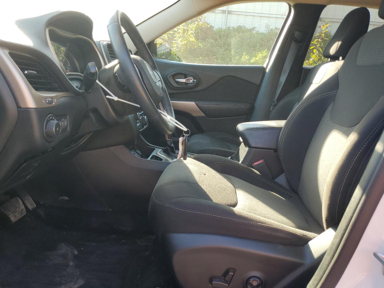 2017 Jeep Cherokee Latitude VIN: 1C4PJLCB7HD231668 Lot: 81880735