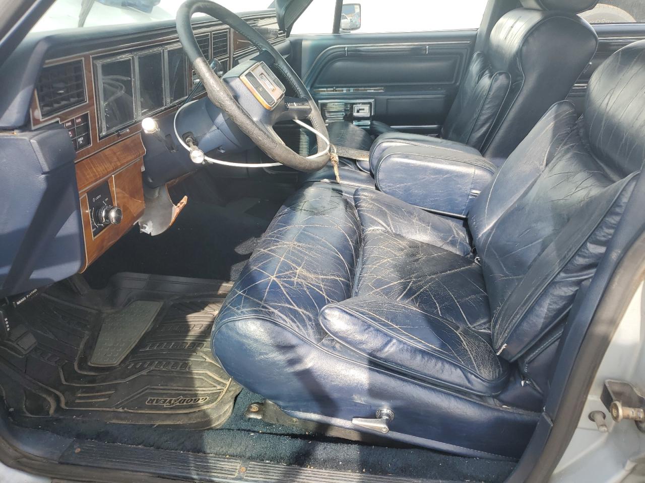 1989 Lincoln Town Car Signature VIN: 1LNBM82F2KY611841 Lot: 83851605