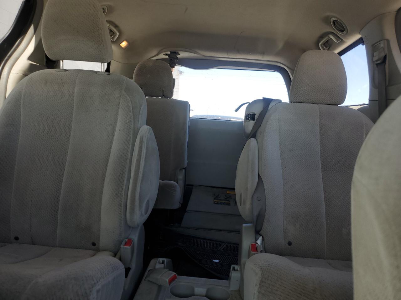 2011 Toyota Sienna Le VIN: 5TDKK3DC8BS130780 Lot: 84043465