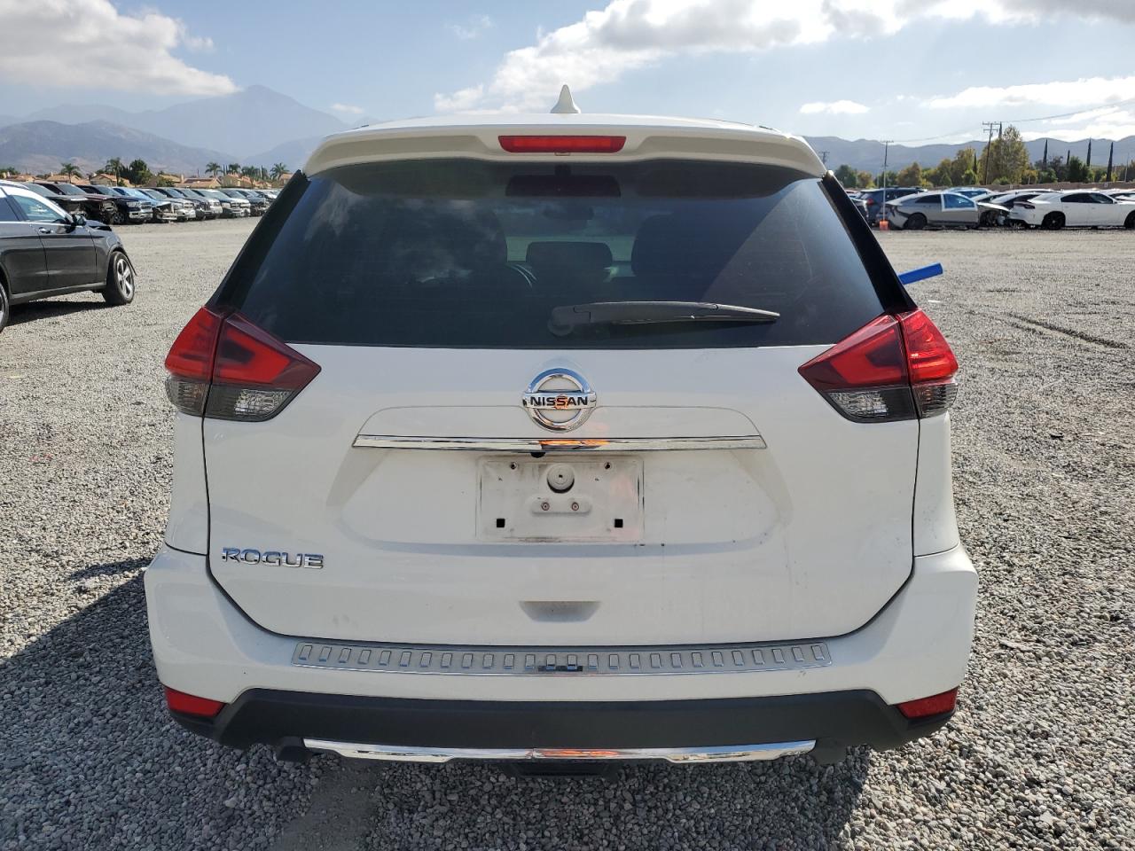 2017 Nissan Rogue S VIN: JN8AT2MT5HW139792 Lot: 81964365