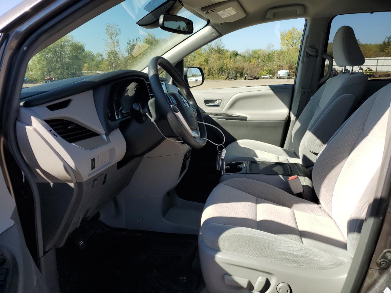 2019 Toyota Sienna Le VIN: 5TDKZ3DC4KS998299 Lot: 84719945