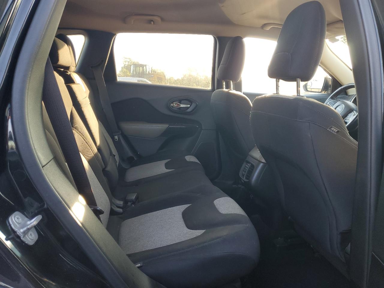 2014 Jeep Cherokee Latitude VIN: 1C4PJMCS2EW281383 Lot: 70889275