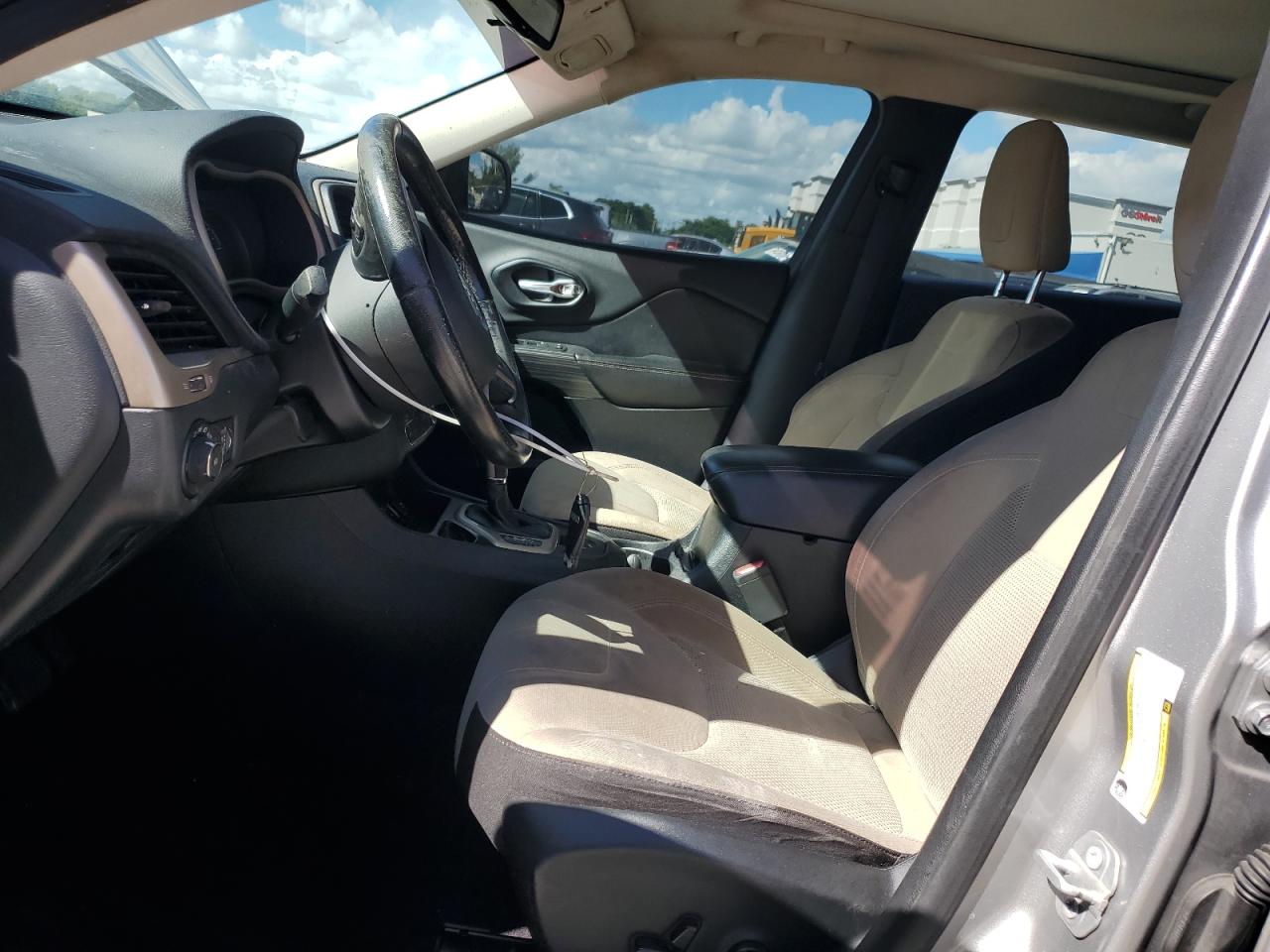 2016 Jeep Cherokee Latitude VIN: 1C4PJLCB3GW324075 Lot: 84722355