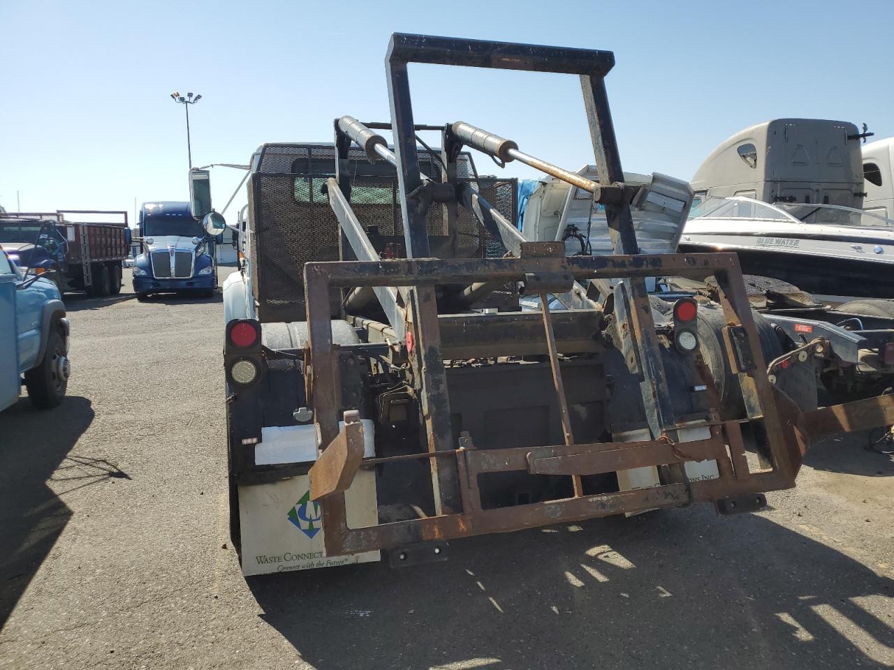 2001 International 4000 4700 - Semi Truck VIN: 1HTSCAAM11H356261 Lot: 81290635