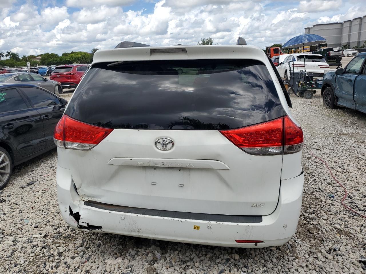 2014 Toyota Sienna Xle VIN: 5TDYK3DC4ES414728 Lot: 83831305