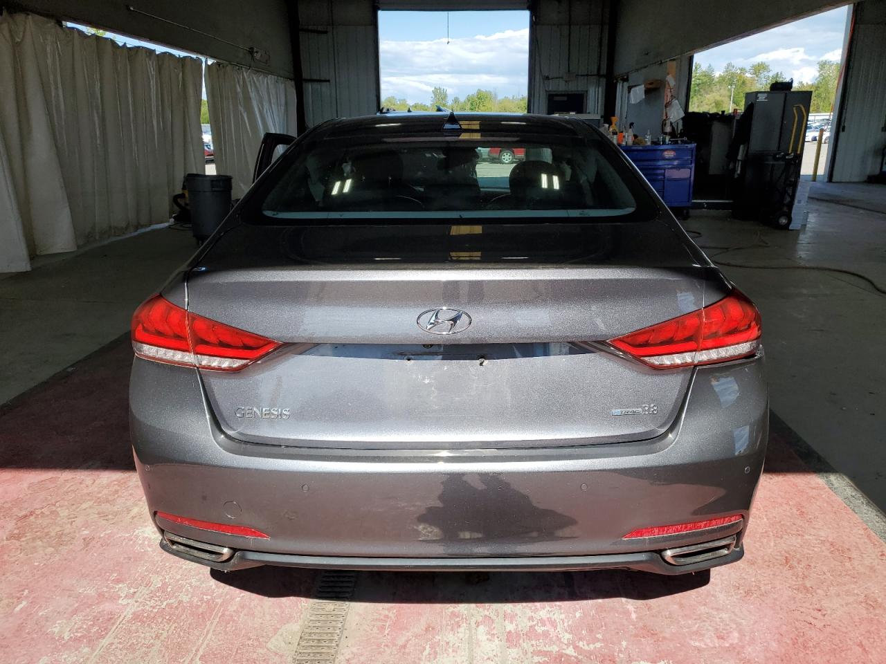 2015 Hyundai Genesis 3.8L VIN: KMHGN4JE1FU083078 Lot: 70884735