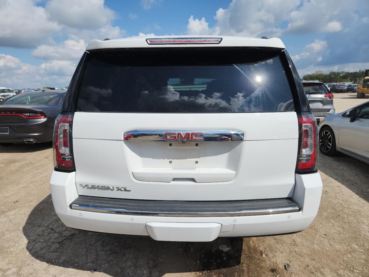 2016 GMC Yukon Xl Denali VIN: 1GKS2HKJ2GR123669 Lot: 82123235