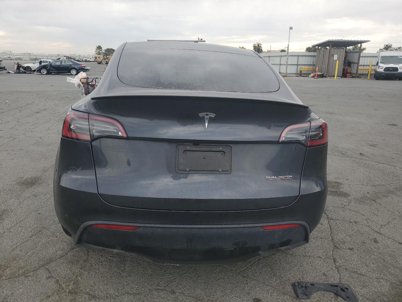 2024 Tesla Model Y VIN: 7SAYGDEF4RF027593 Lot: 81800325