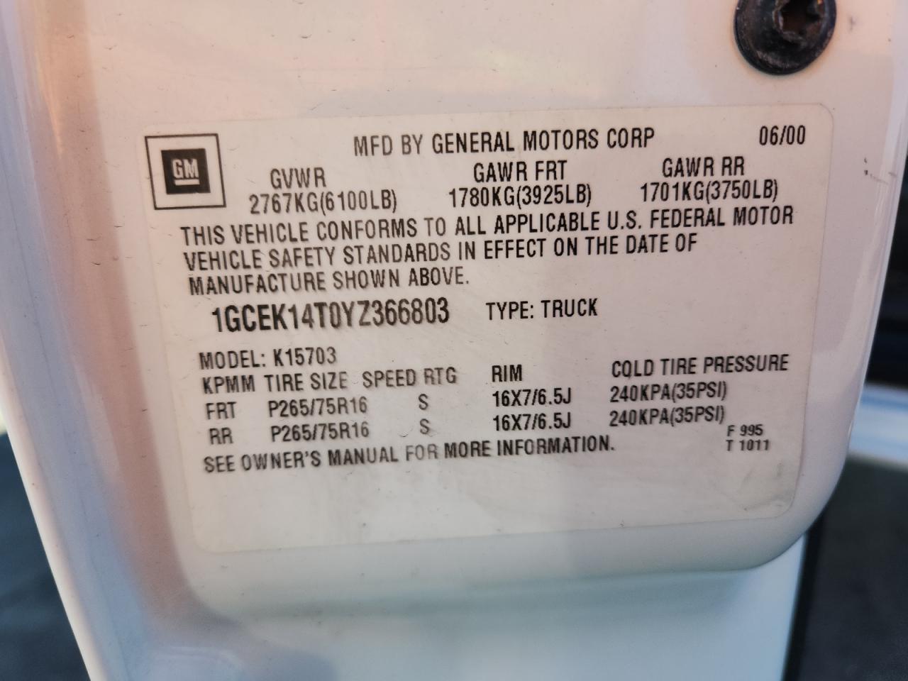 2000 Chevrolet Silverado K1500 VIN: 1GCEK14T0YZ366803 Lot: 81131185