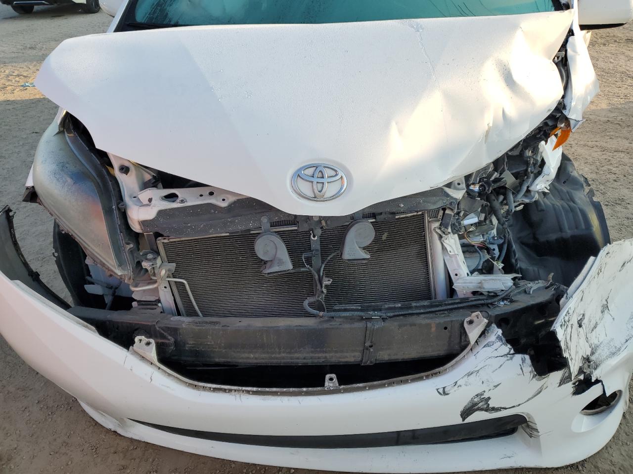 2016 Toyota Sienna Se VIN: 5TDXK3DC4GS695699 Lot: 81376885