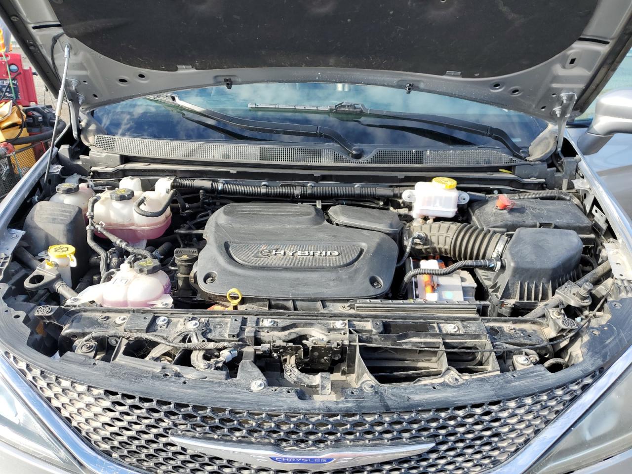 2020 Chrysler Pacifica Hybrid Touring L VIN: 2C4RC1L71LR242402 Lot: 70153835