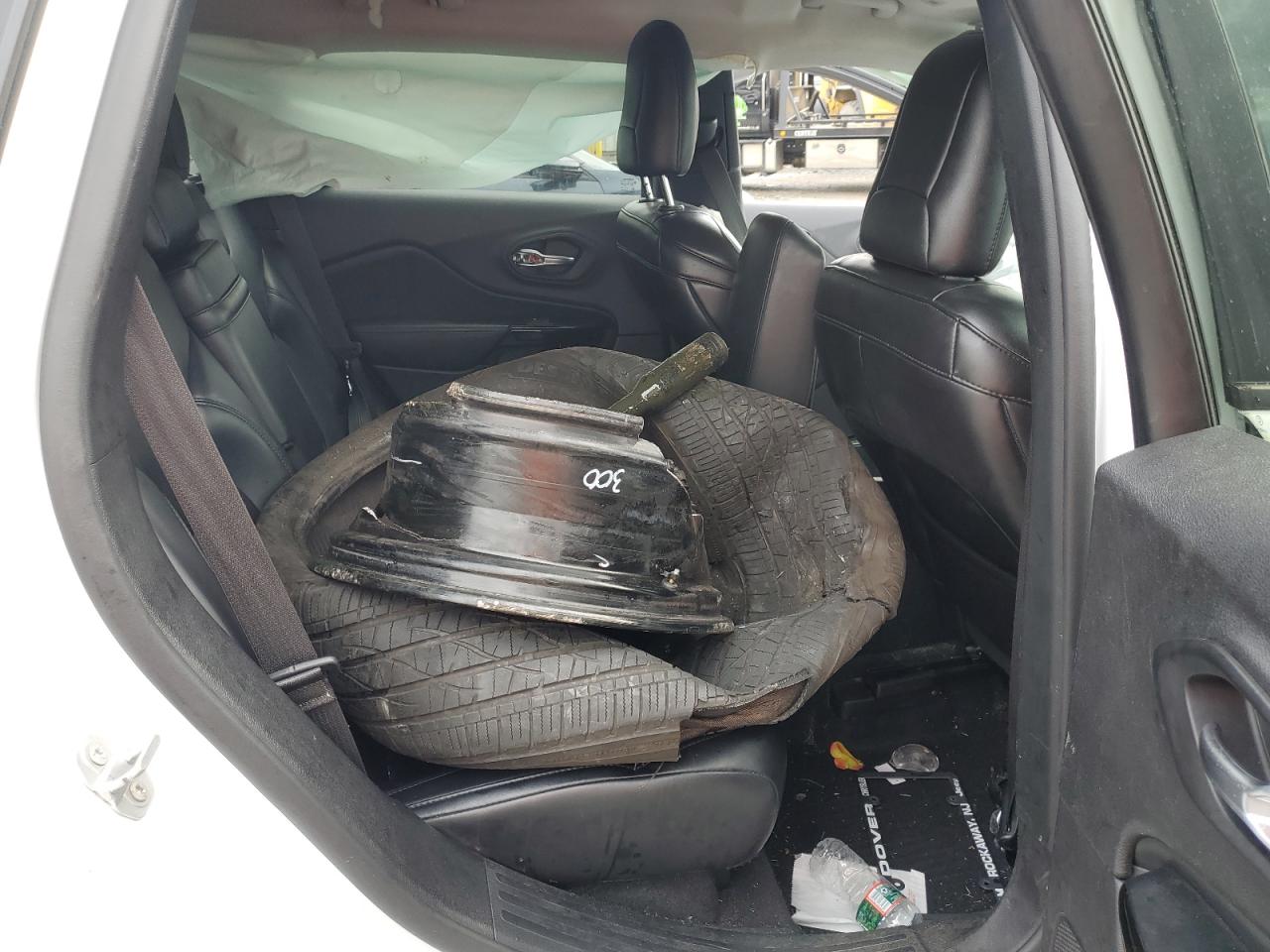 2019 Jeep Cherokee Latitude Plus VIN: 1C4PJMLB0KD384860 Lot: 83966595