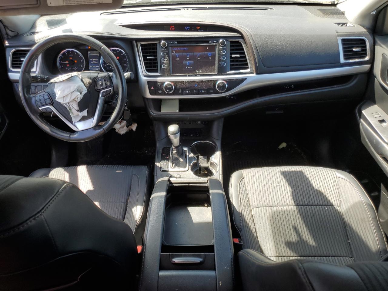 2019 Toyota Highlander Le VIN: 5TDBZRFH4KS996967 Lot: 71060975