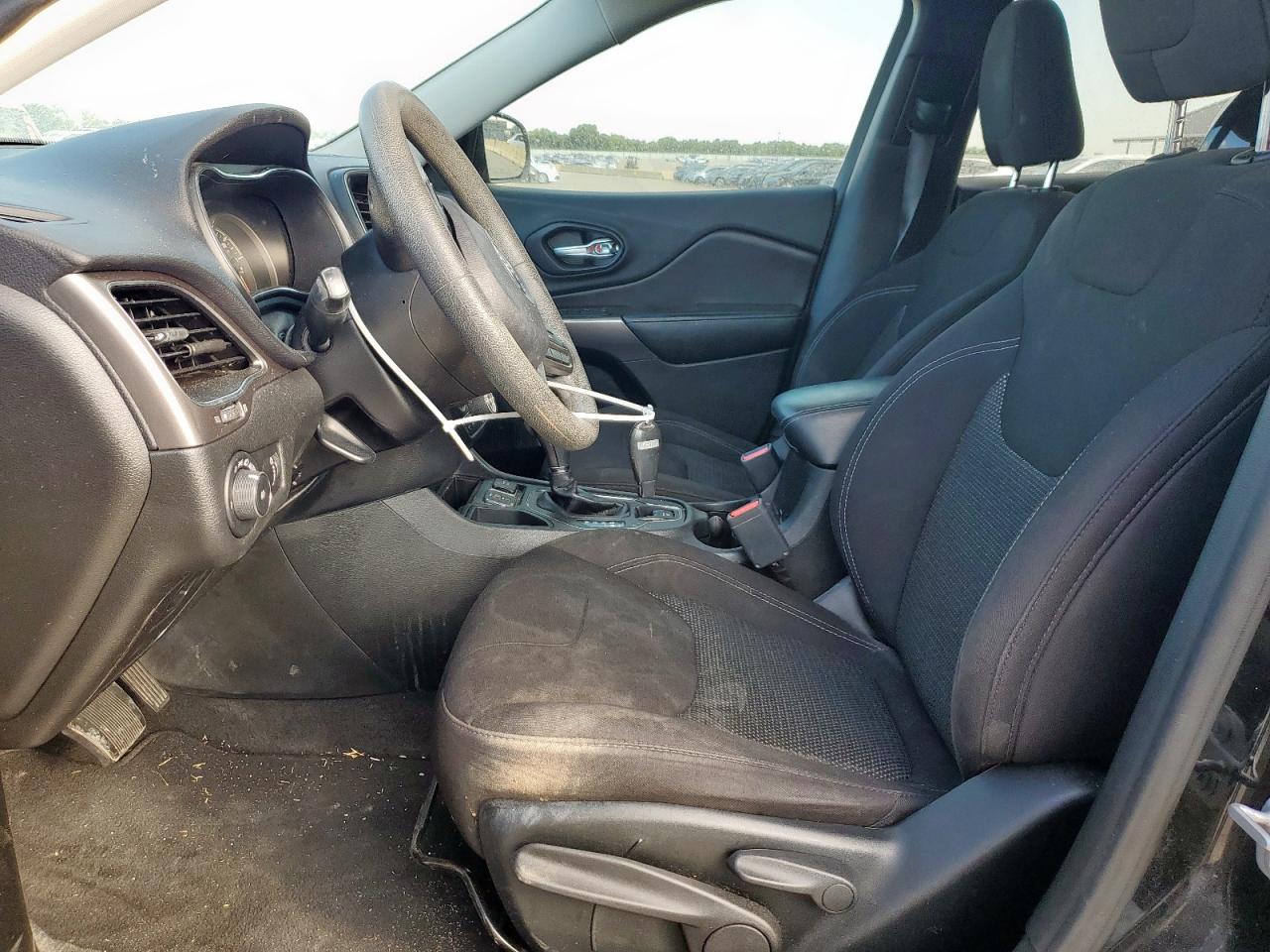 2019 Jeep Cherokee Latitude VIN: 1C4PJLCBXKD297946 Lot: 70782265