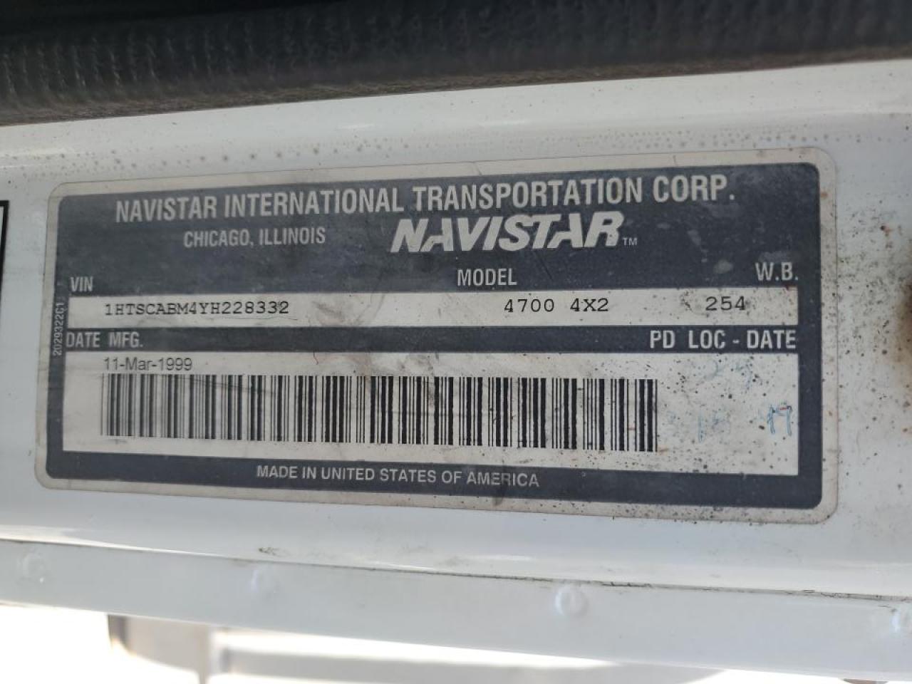 2000 International 4700 Box Truck VIN: 1HTSCABM4YH228332 Lot: 69053535