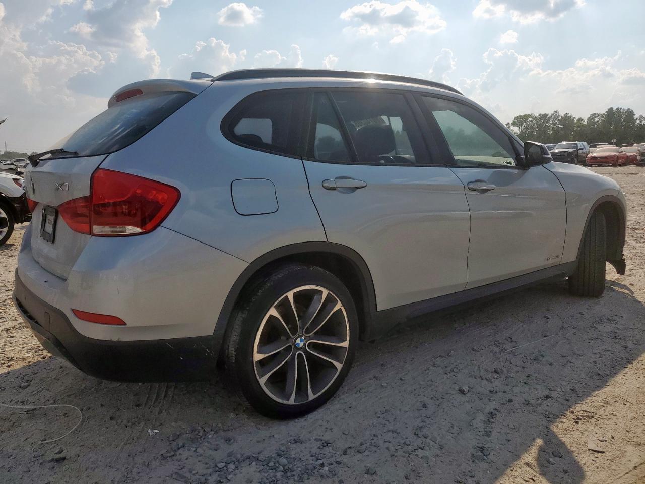 Фото: WBAVM1C5XFV318224