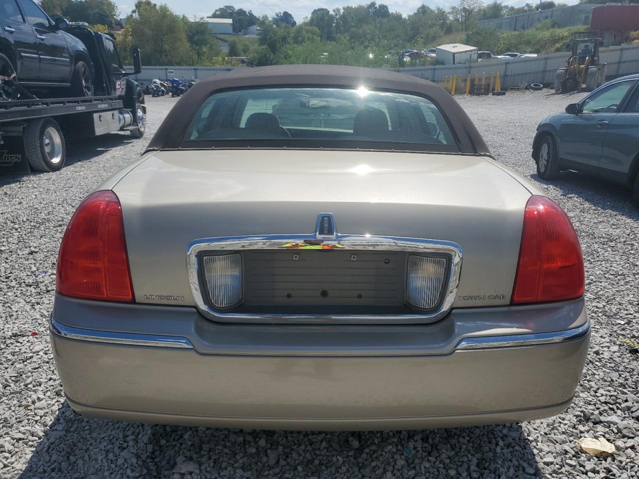 2009 Lincoln Town Car Signature Limited VIN: 2LNHM82V59X610811 Lot: 80605895