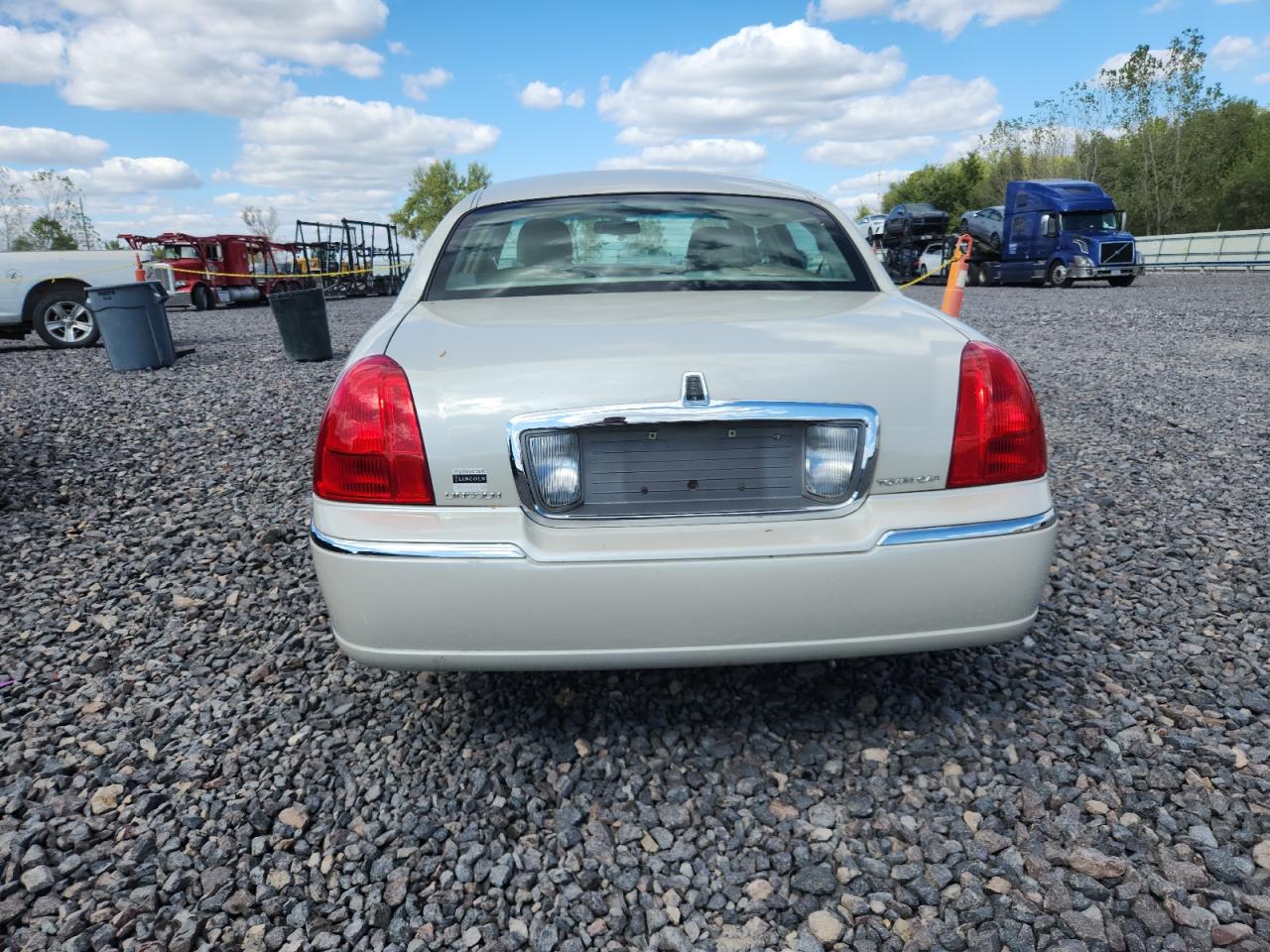 2006 Lincoln Town Car Signature VIN: 1LNHM81W56Y628067 Lot: 84255225