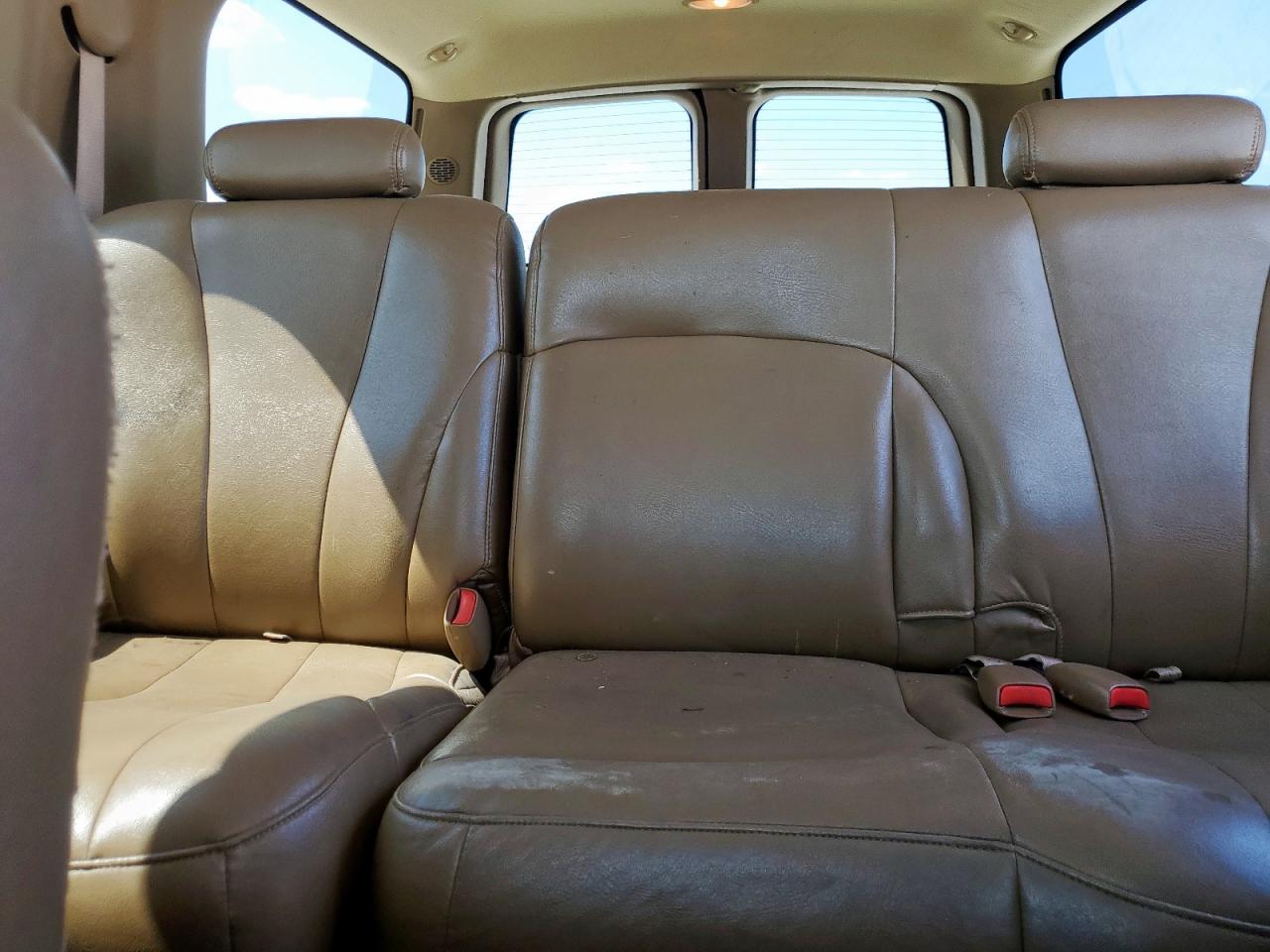 2000 Chevrolet Suburban C1500 VIN: 3GNEC16T3YG208182 Lot: 81924095