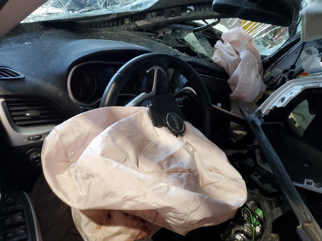 2018 Jeep Cherokee Latitude Plus VIN: 1C4PJMLB8JD613882 Lot: 84633385