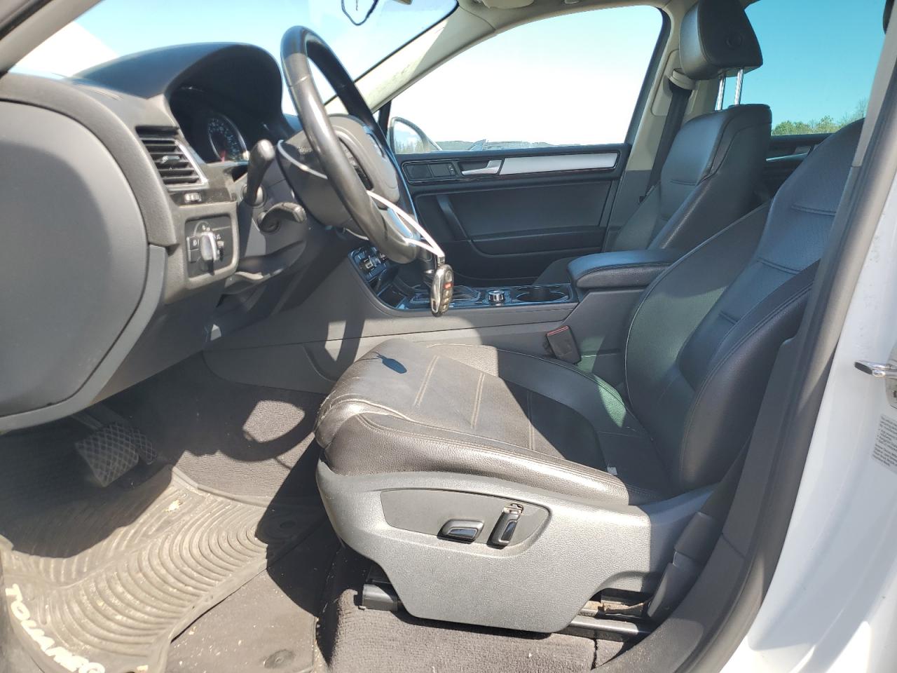 2013 Volkswagen Touareg V6 VIN: WVGEF9BP7DD013180 Lot: 70563125