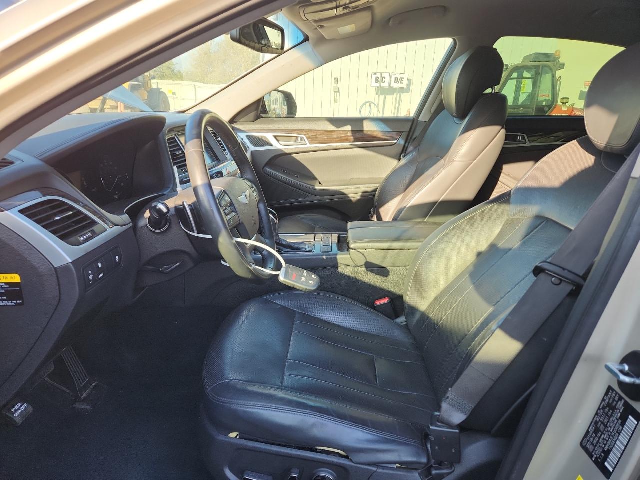 2015 Hyundai Genesis 3.8L VIN: KMHGN4JE7FU048836 Lot: 83940215