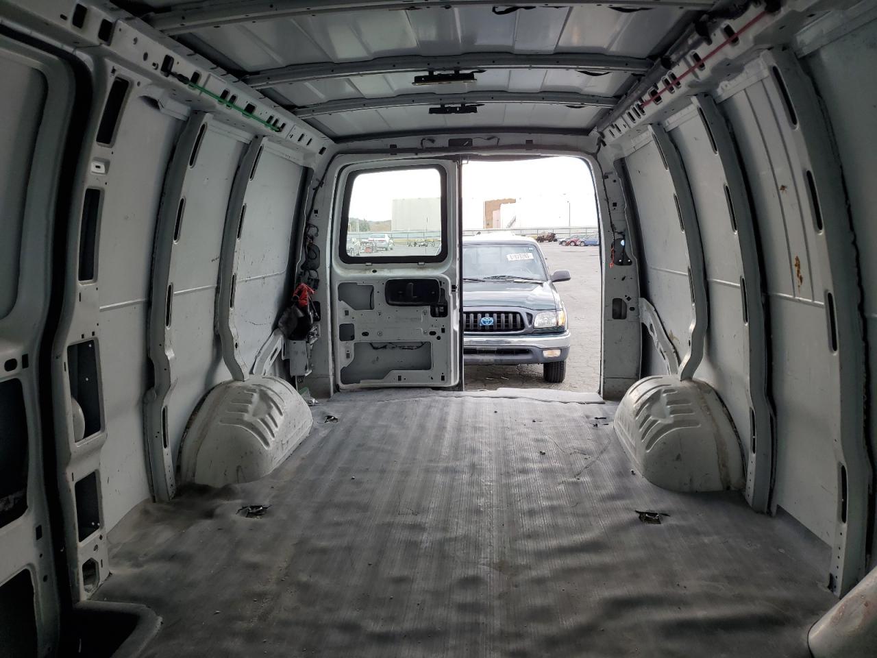 2018 Chevrolet Express G2500 VIN: 1GCWGBFP8J1301942 Lot: 81586115