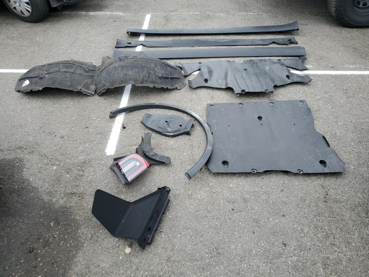 2024 Tesla Model Y VIN: 7SAYGDEE8RA234430 Lot: 84426275