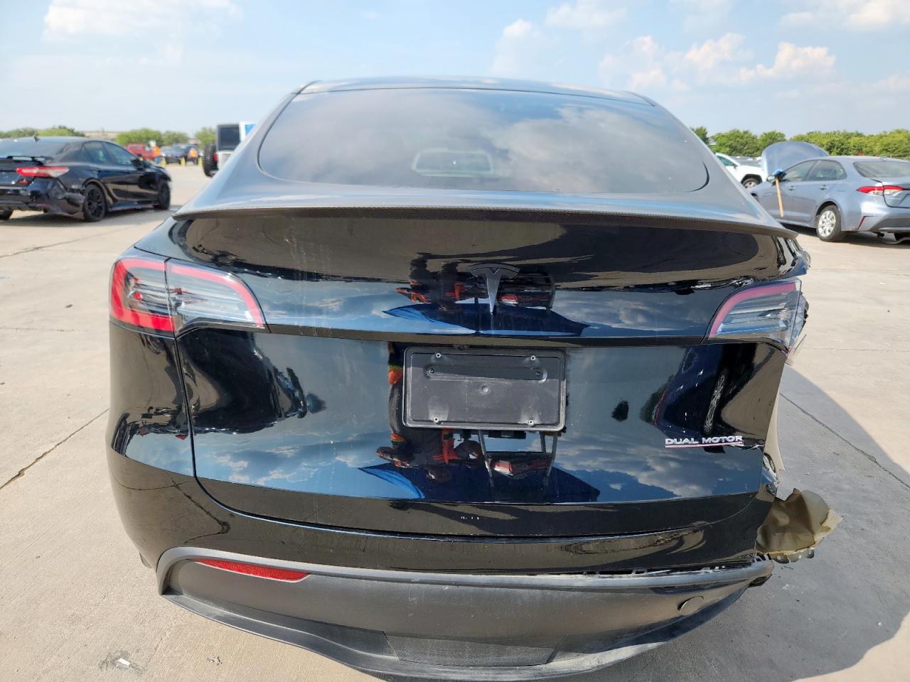 2024 Tesla Model Y VIN: 7SAYGDEF0RA317021 Lot: 70458195