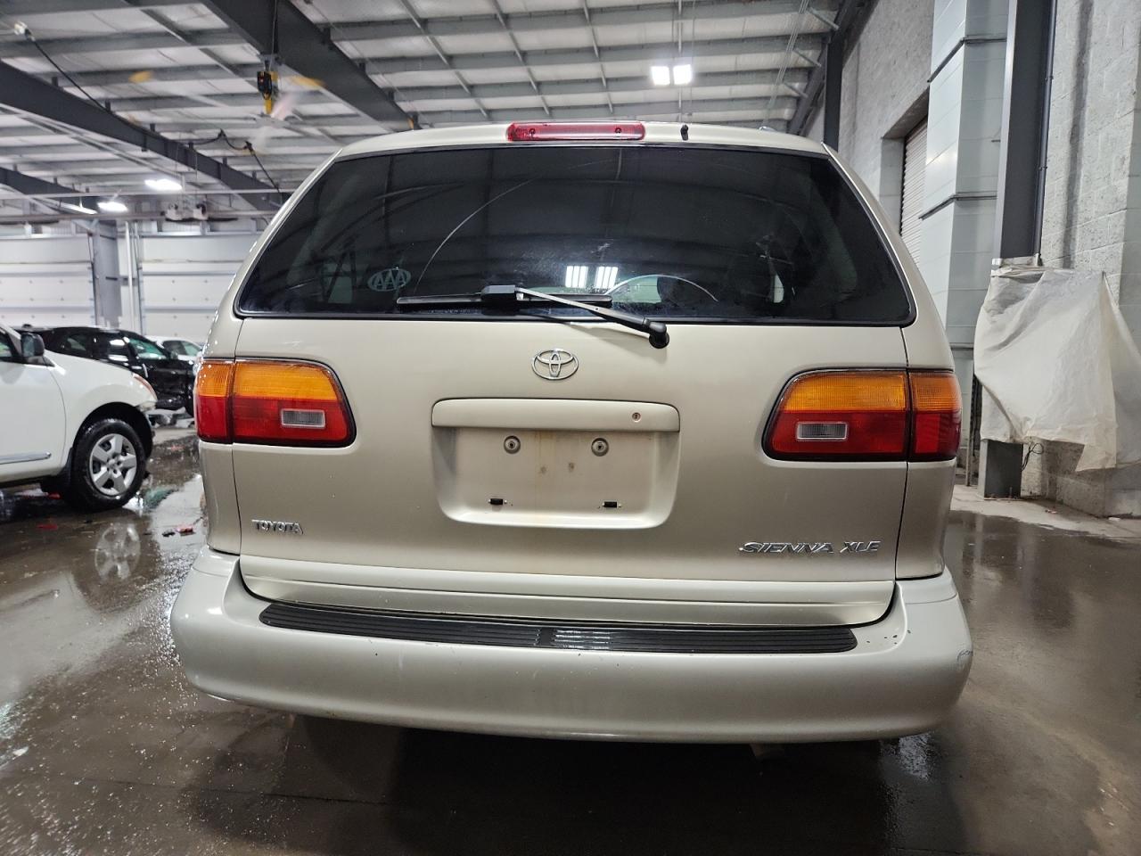 2000 Toyota Sienna Le VIN: 4T3ZF13C8YU310101 Lot: 82131445