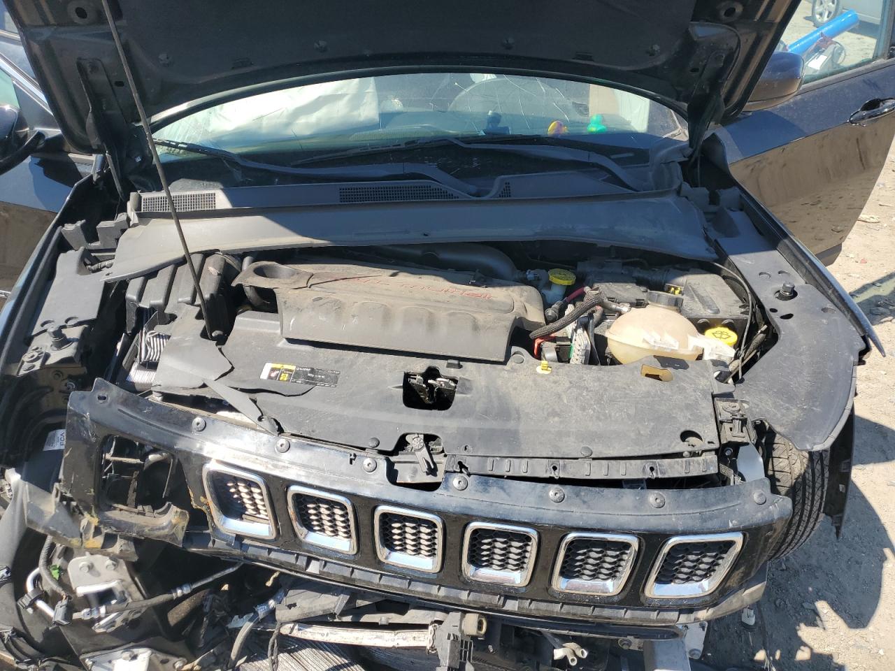 2018 Jeep Compass Latitude VIN: 3C4NJDBB8JT320762 Lot: 71402445