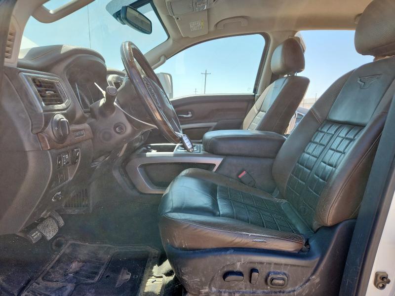 Pickups NISSAN TITAN 2016 Biały