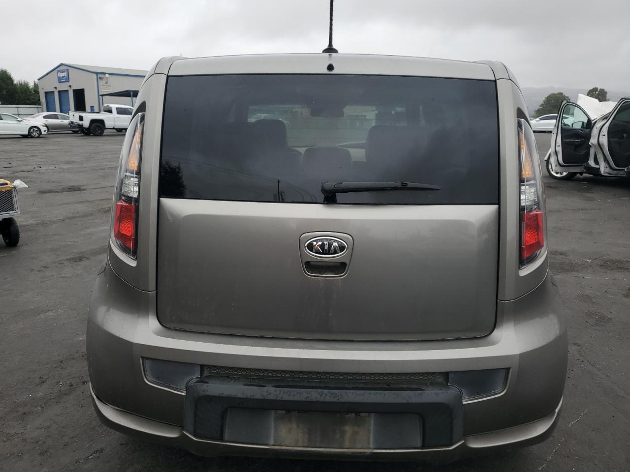 2011 Kia Soul + VIN: KNDJT2A27B7196682 Lot: 81835045