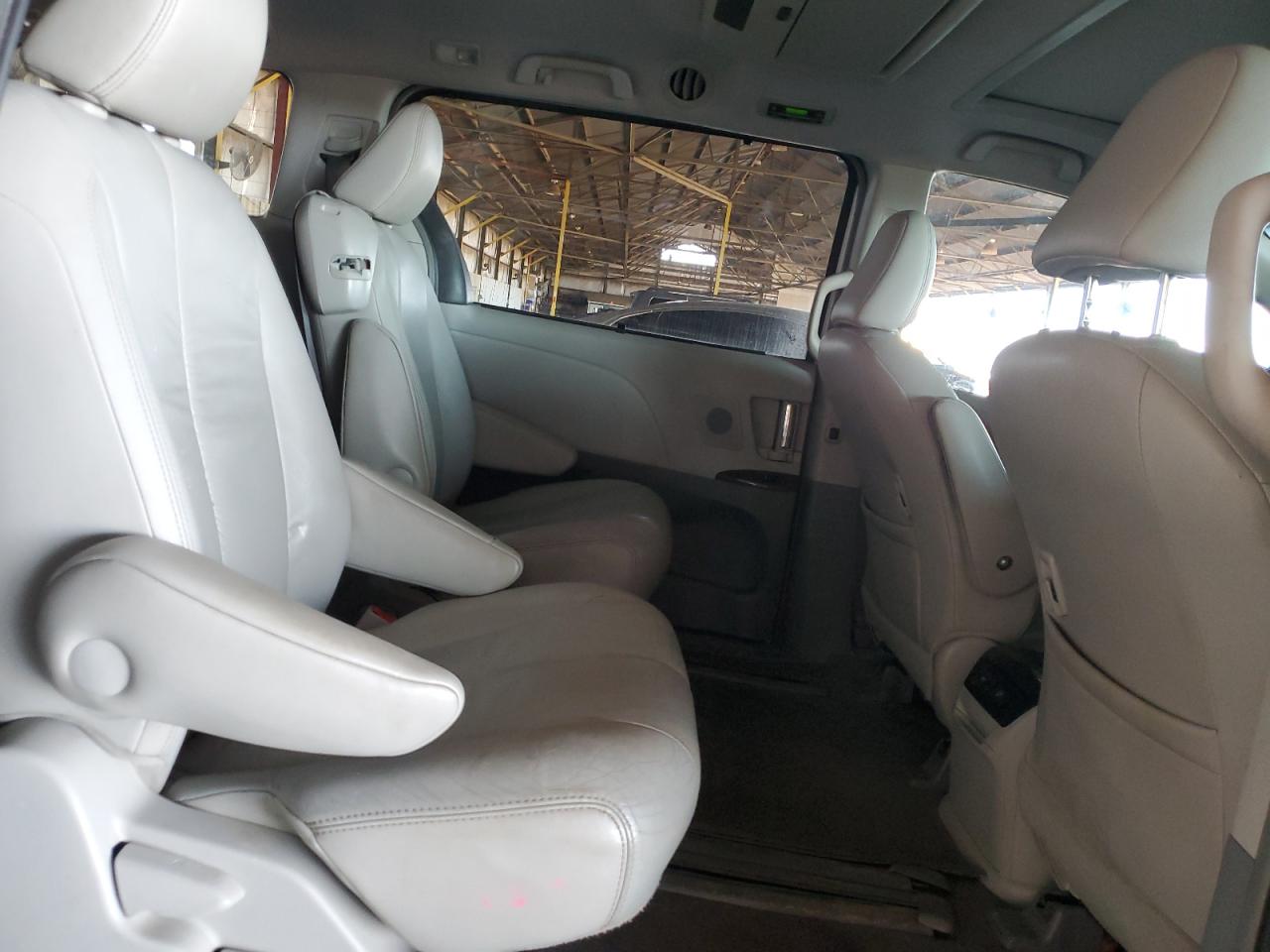 2011 Toyota Sienna Xle VIN: 5TDYK3DC4BS065971 Lot: 81931235