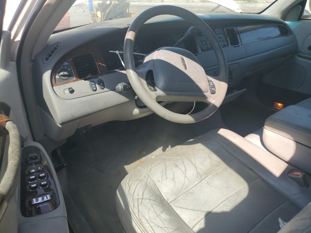 2001 Lincoln Town Car Executive VIN: 1LNHM81W81Y697408 Lot: 71071315