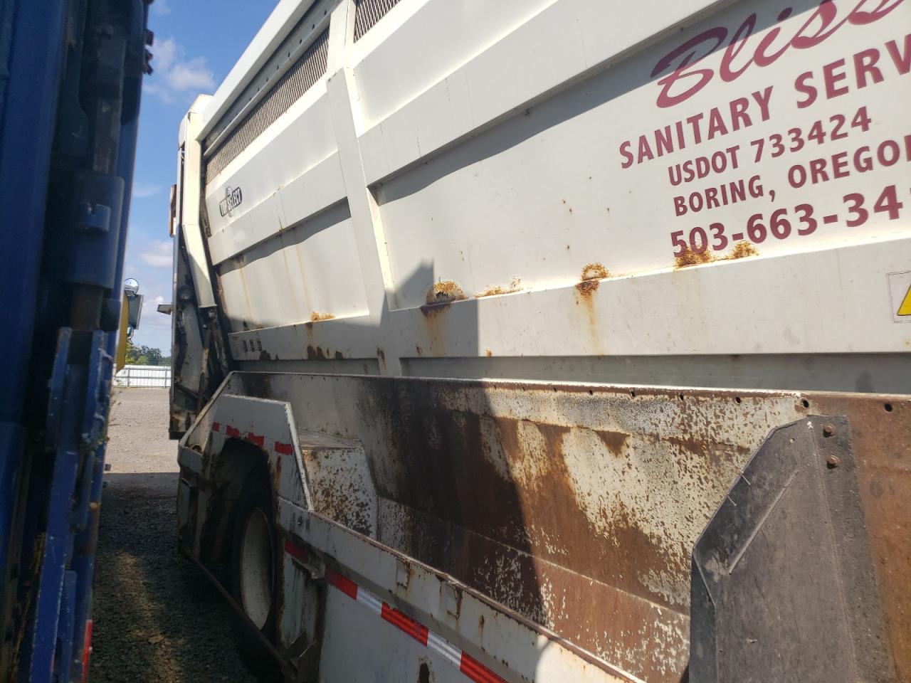 2007 International 7400 Refuse Truck VIN: 1HTWCAAN47J470413 Lot: 70372975