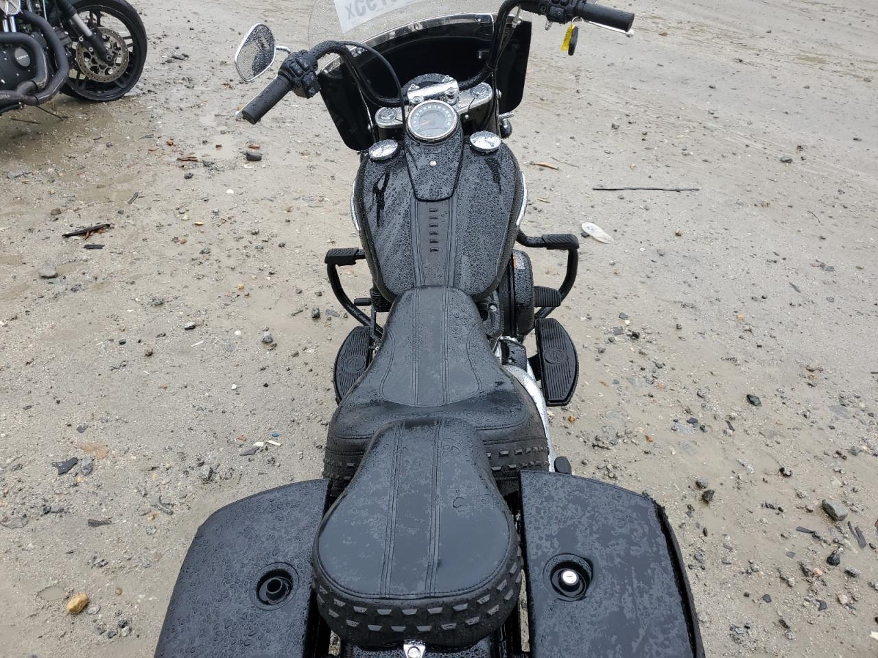 2018 Harley-Davidson Flhc Heritage Classic VIN: 1HD1YAJ15JC067427 Lot: 83946795