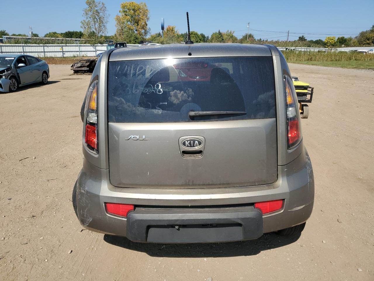 2011 Kia Soul + VIN: KNDJT2A20B7237945 Lot: 81325075