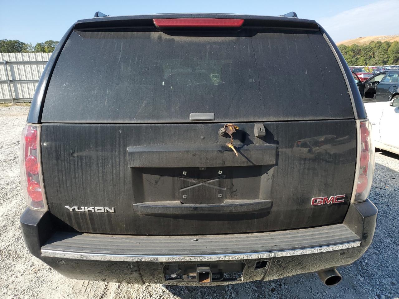 2007 GMC Yukon Denali VIN: 1GKFK63807J350889 Lot: 81675625