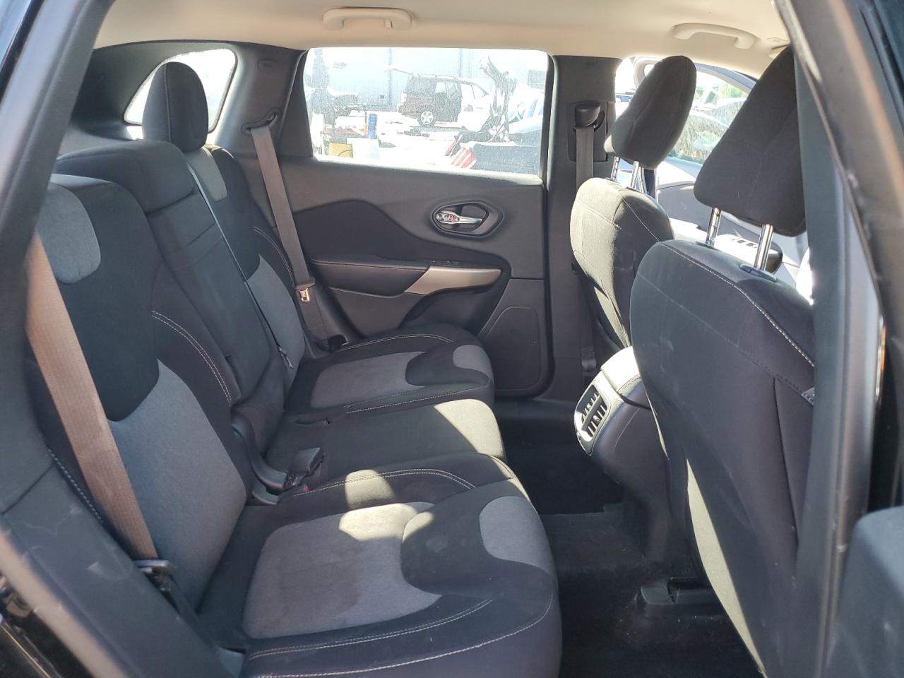 2018 Jeep Cherokee Latitude VIN: 1C4PJLCB1JD537397 Lot: 72097625